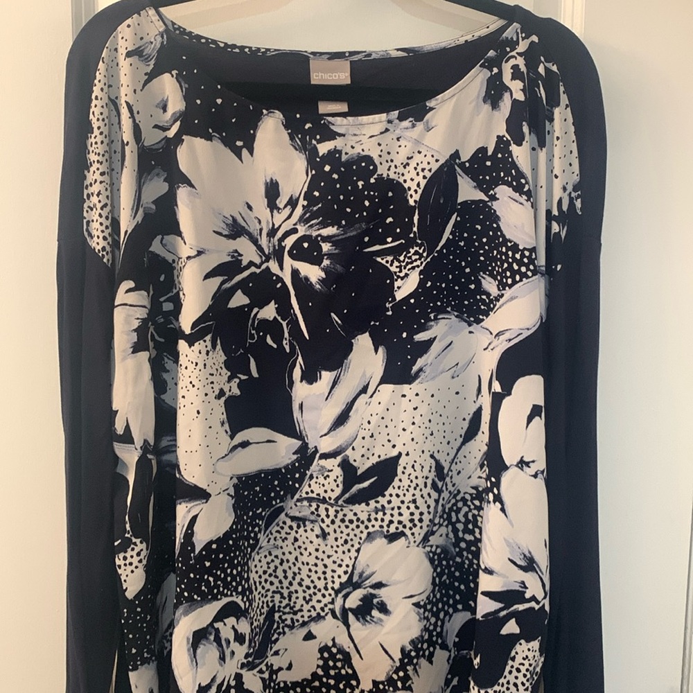 EUC Chico’s floral front and solid navy back top